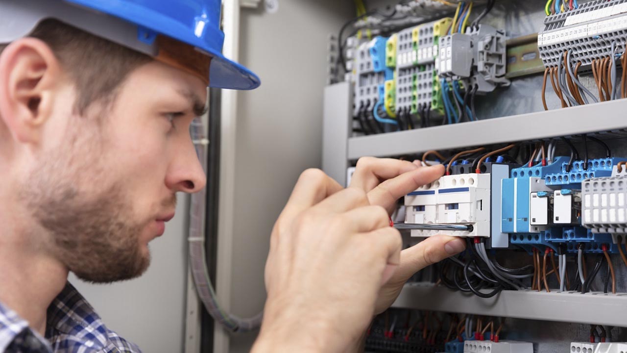 Вызов электрика в Колпино, Славянка, Металлострой и Ленинградской ...